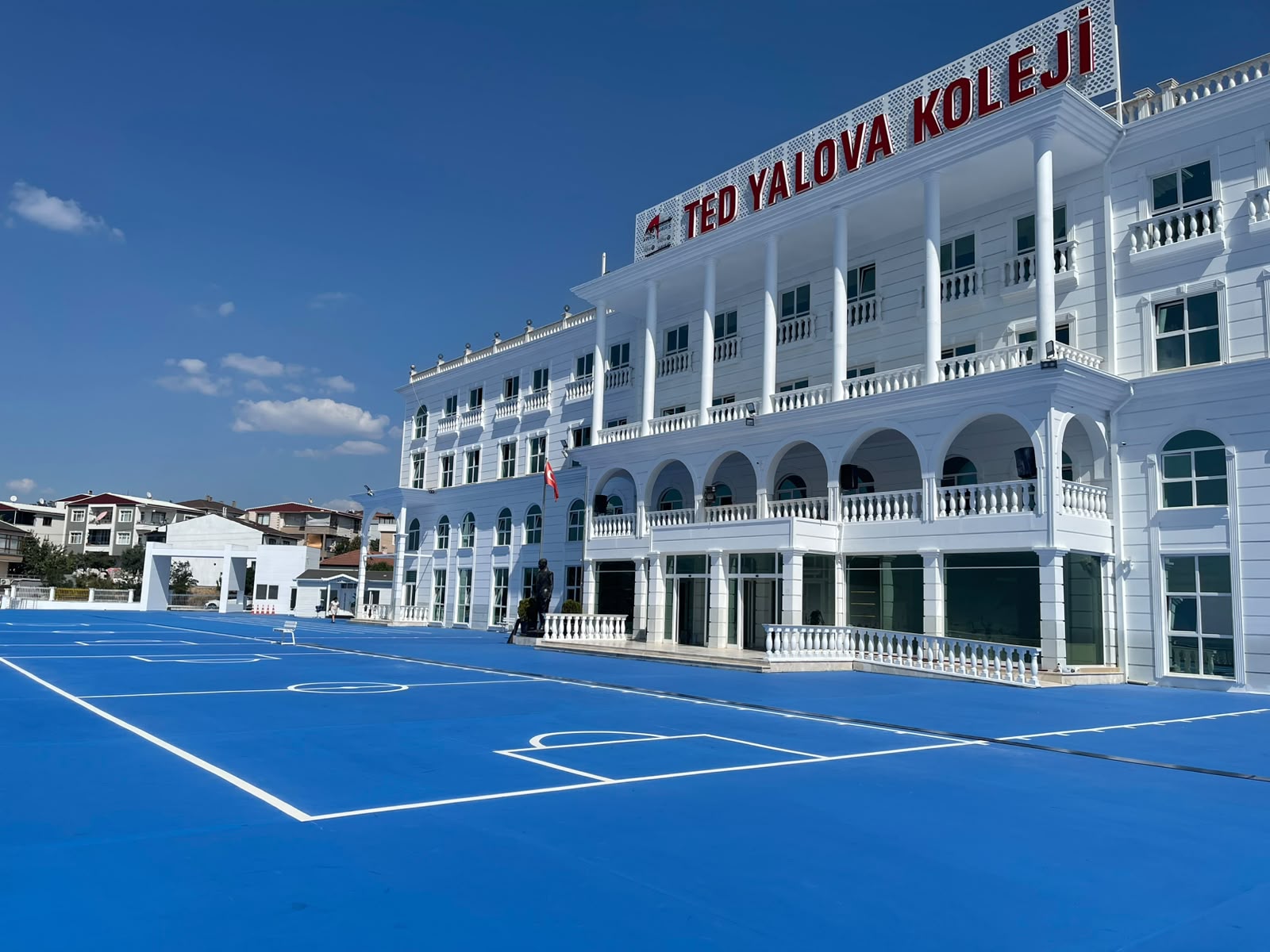 Tamamlanan akrilik saha işaretlemesi